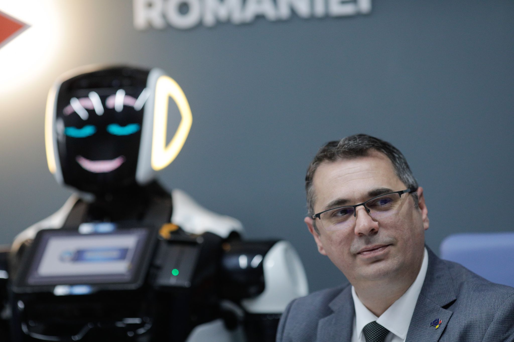 Guvernul Ciucă a promovat un fost ofițer SRI responsabil de combaterea criminalității organizate transfrontaliere în echipa care conduce digitalizarea în România. Bogdan Floricel a activat și la ANAF, FNGCIMM și EximBank