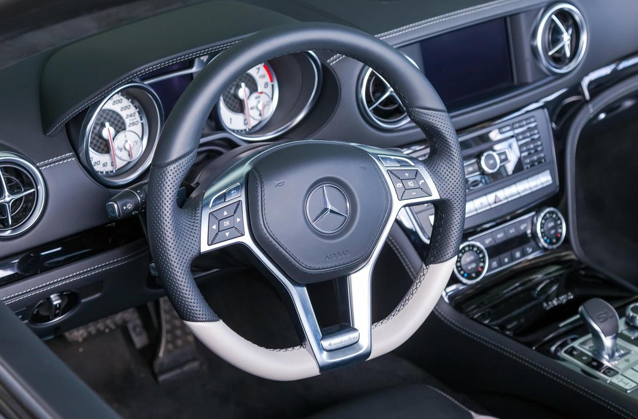 Un Mercedes-Benz nou ar putea deveni în curând un vis îndepărtat pentru mulți: Producătorul german de lux a schimbat strategia și se focusează pe segmentul de top și clienții cei mai bogați. Prețul mediu pentru un Mercedes a ajuns 72.900 de euro, cu 43% mai scump față de 2019
