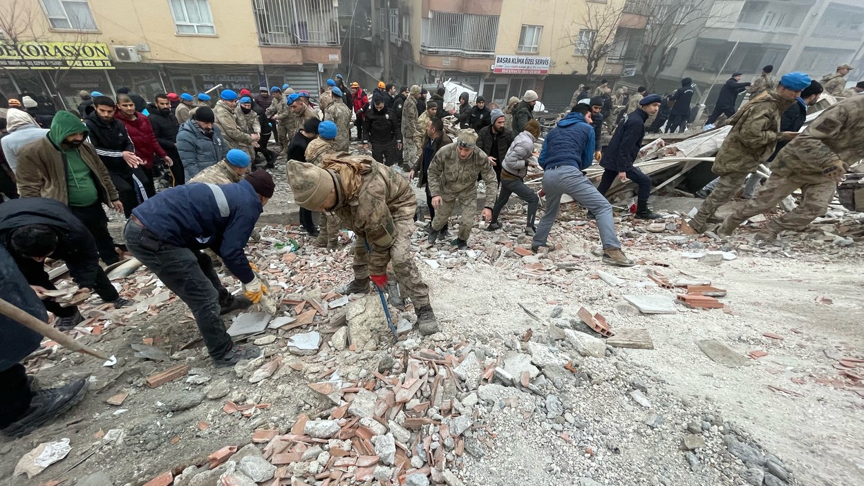BREAKING: Cutremur devastator de 7,8 grade în Turcia. Bilanțul până la această oră este de peste 640 de morți și mii de răniți și crește rapid. Sute de clădiri s-au prăbușit. Cutremurul a fost urmat de cinci replici puternice. Seismul a avut 42 de replici în câteva ore