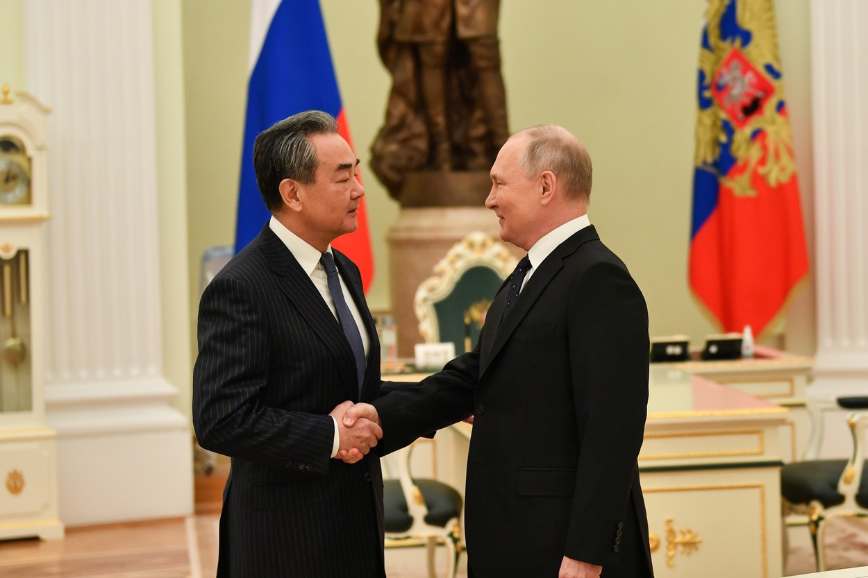 O nouă alianță vrea să amenințe ordinea mondială: După ce Putin a părăsit ultimul tratat nuclear în picioare, Rusia și China promit să își consolideze legăturile în pofida "presiunilor" internaționale. Cel mai înalt diplomat chinez: Suntem pregătiți să ne menținem concentrarea strategică și determinarea alături de Rusia