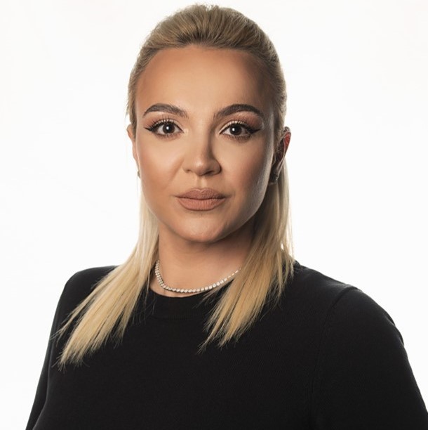Majoritatea consumatorilor de la nivel global intenționează să reducă cheltuielile neesențiale în următoarele șase luni. Produsele de lux, călătoriile și articolele de îmbrăcăminte și încălțăminte, cele mai afectate categorii
