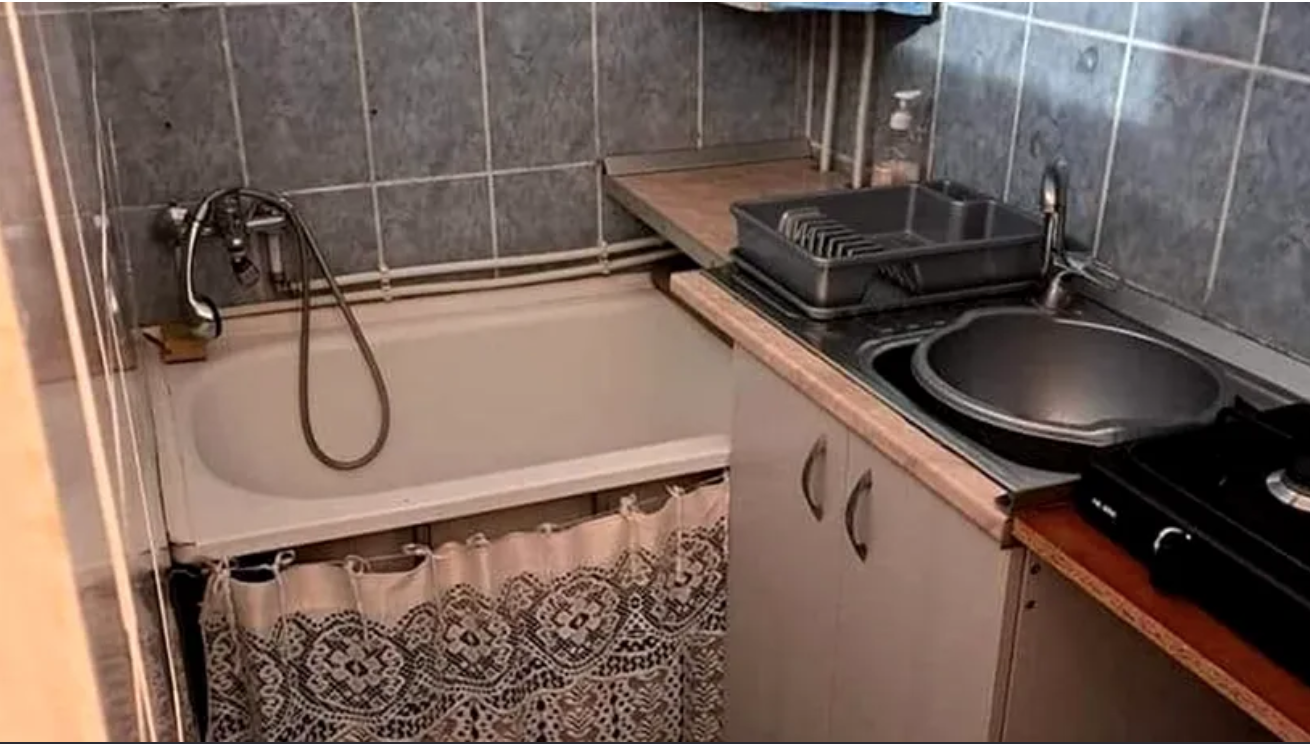 Garsonieră cu cada în… bucătărie, de închiriat în Cluj-Napoca. Ireal cât cere proprietarul pe chirie