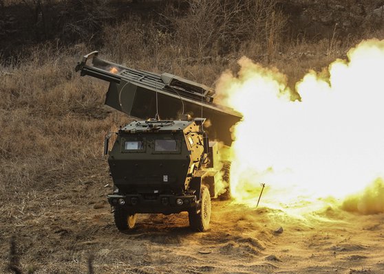 Moldova se pregătește pentru apărare. Rachetele HIMARS, filmate în timp ce erau transportate la graniță