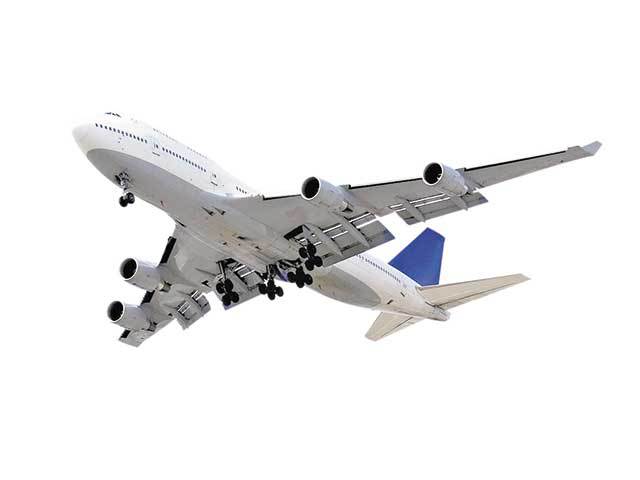 Biletele de avion s-au scumpit în medie cu 40% în ultimul an, însă cererea pentru călătorii este în creștere