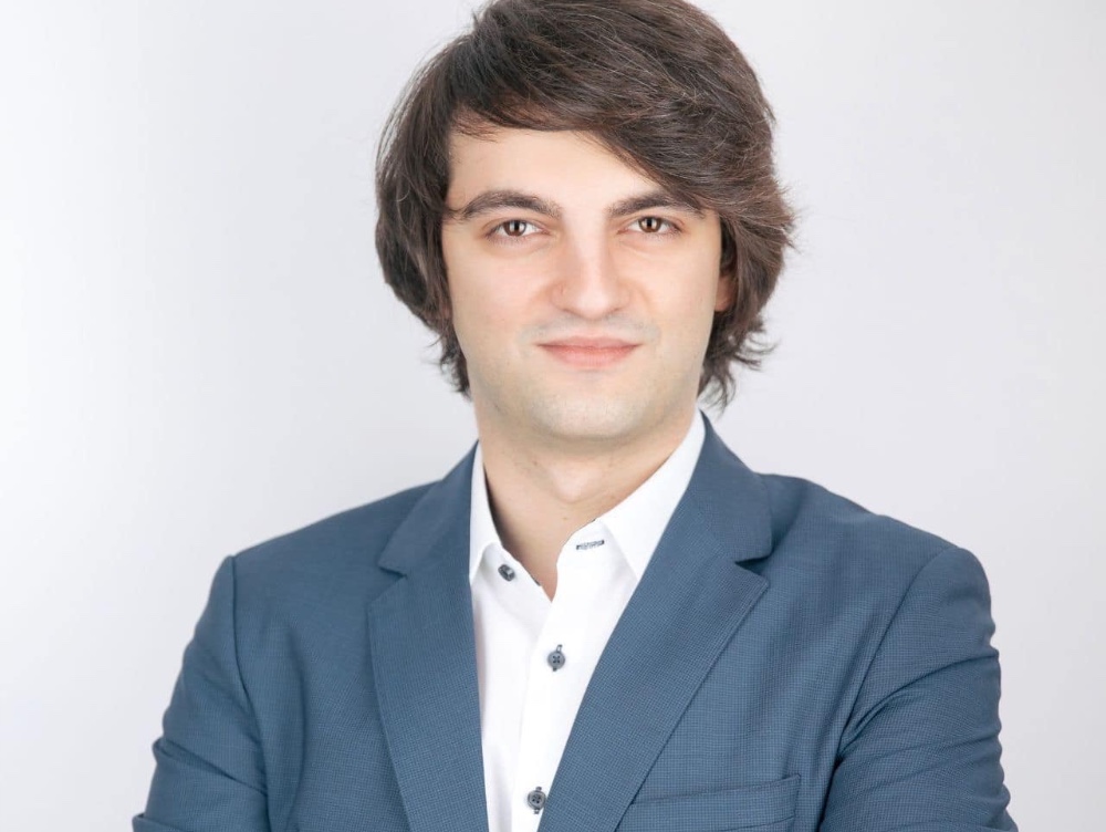 Cine este inventatorul de 27 de ani din România care schimbă lumea cu invenția lui. El a creat obiectul care ar putea ajuta milioane de oameni care suferă de această problemă