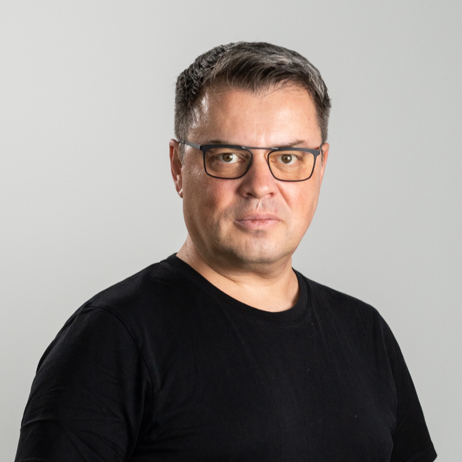 100 de programatori din România intră în competiție în primul hackathon dedicat noilor tehnologii. Andrei Pitiș, co-fondator al The Bucharest Hackathon: Am pornit acest proiect cu obiectivul de a oferi programatorilor experimentați un weekend în care să lucreze cu tehnologii precum inteligență artificială și blockchain
