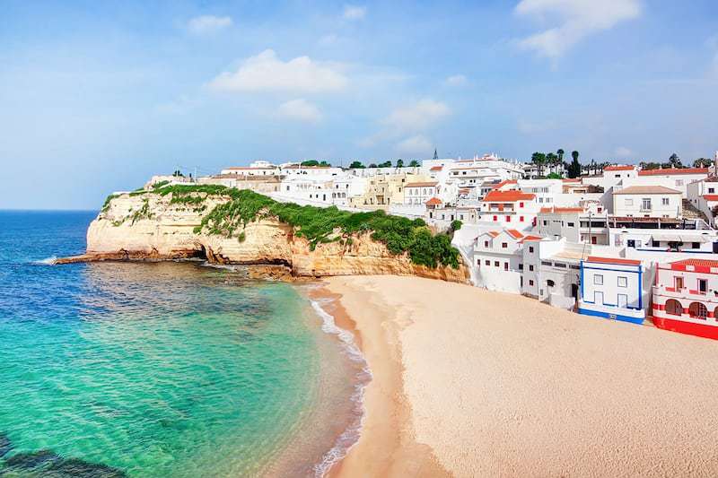 Cel mai ieftin loc de vacanță din Europa. Aici, vinul costă doar două lire sterline