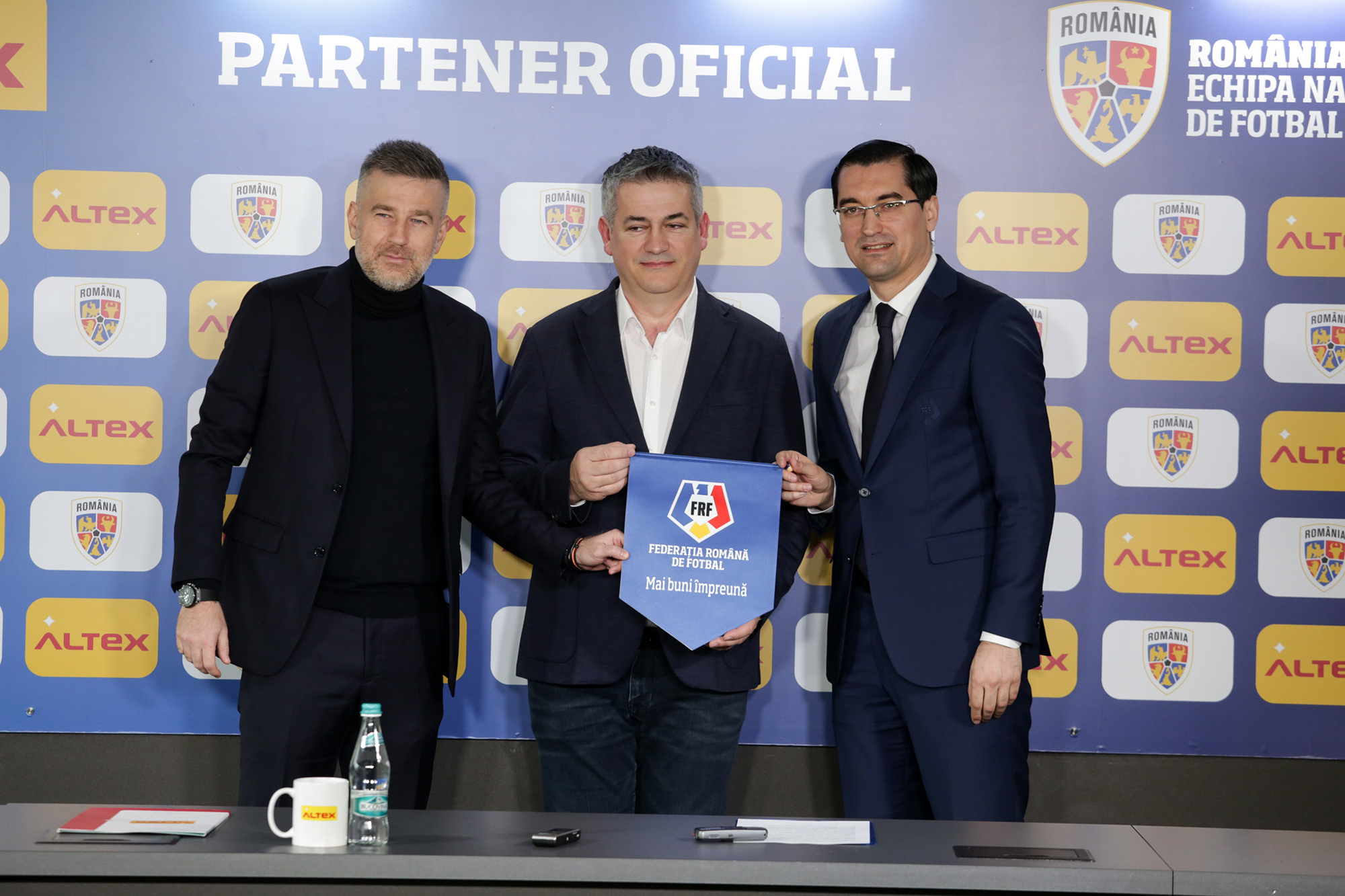 Altex, liderul pieței de electro-IT din România, devine partenerul oficial al echipelor naționale de fotbal ale României, printr-un parteneriat cu Federația Română de Fotbal. Raul Filip, director de achiziții, Altex: „Ne-am propus să folosim resursele Altex pentru a dezvolta o gamă de produse pentru suporteri”