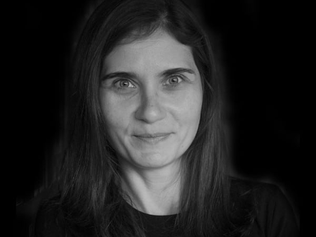 Cine este Carina Popovici, un cercetător în fizică care a ajuns să creeze un start-up, Art-Recognition, care pe baza inteligenței artificiale poate spune dacă un tablou aparține unui pictor sau nu. Ea a ajuns în Wall Street Journal, în cel mai controversat caz la ora actuală din lumea artei - un tablou care, dacă ar fi al lui Raphael, ar valora peste 40 mil. dolari
