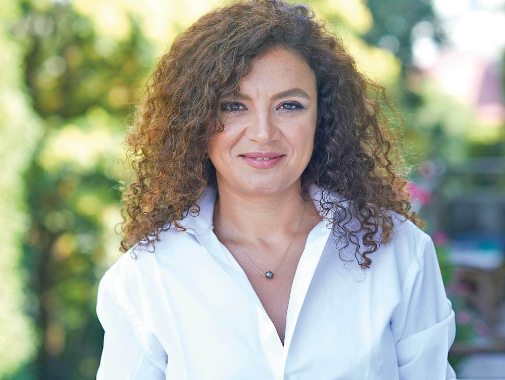 Povestea româncei care a lucrat ca angajat doar trei ore din viață. A durat mai mult negocierea contractului, fiindcă a văzut că nu poate să lucreze pentru alții și și-a deschis propria afacere.  Acum locuiește în Paris și își dezvoltă și compania, dar și hobby-ul
