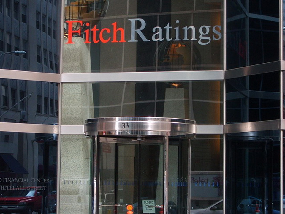 Agenția americană de rating Fitch a îmbunătățit perspectiva de rating de țară pentru România de la „negativ” la „stabil”, prima modificare pozitivă din 2020 încoace. România rămâne însă pe ultima treaptă recomandată investițiilor. Reacția ministrului finanțelor Adrian Câciu