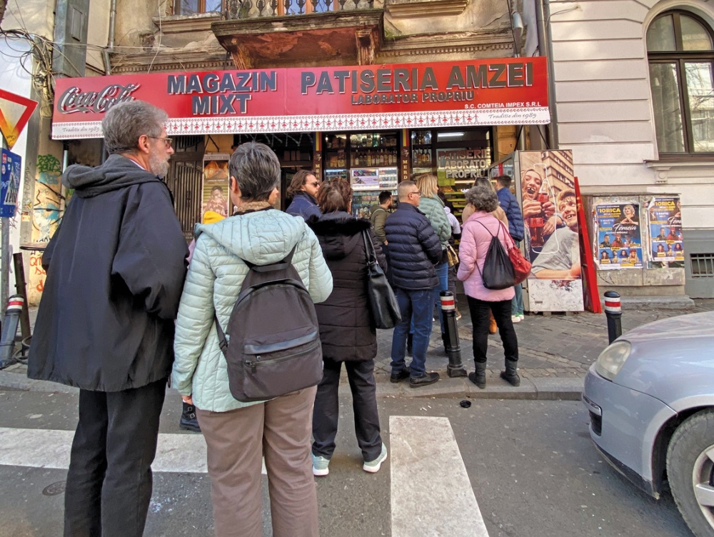 Unde sunt cele mai bune merdenele din București? Cum a devenit nea Mihai legendă în Piața Amzei din București și cum reușește să fie un reper de 30 de ani în cel mai hip loc din București