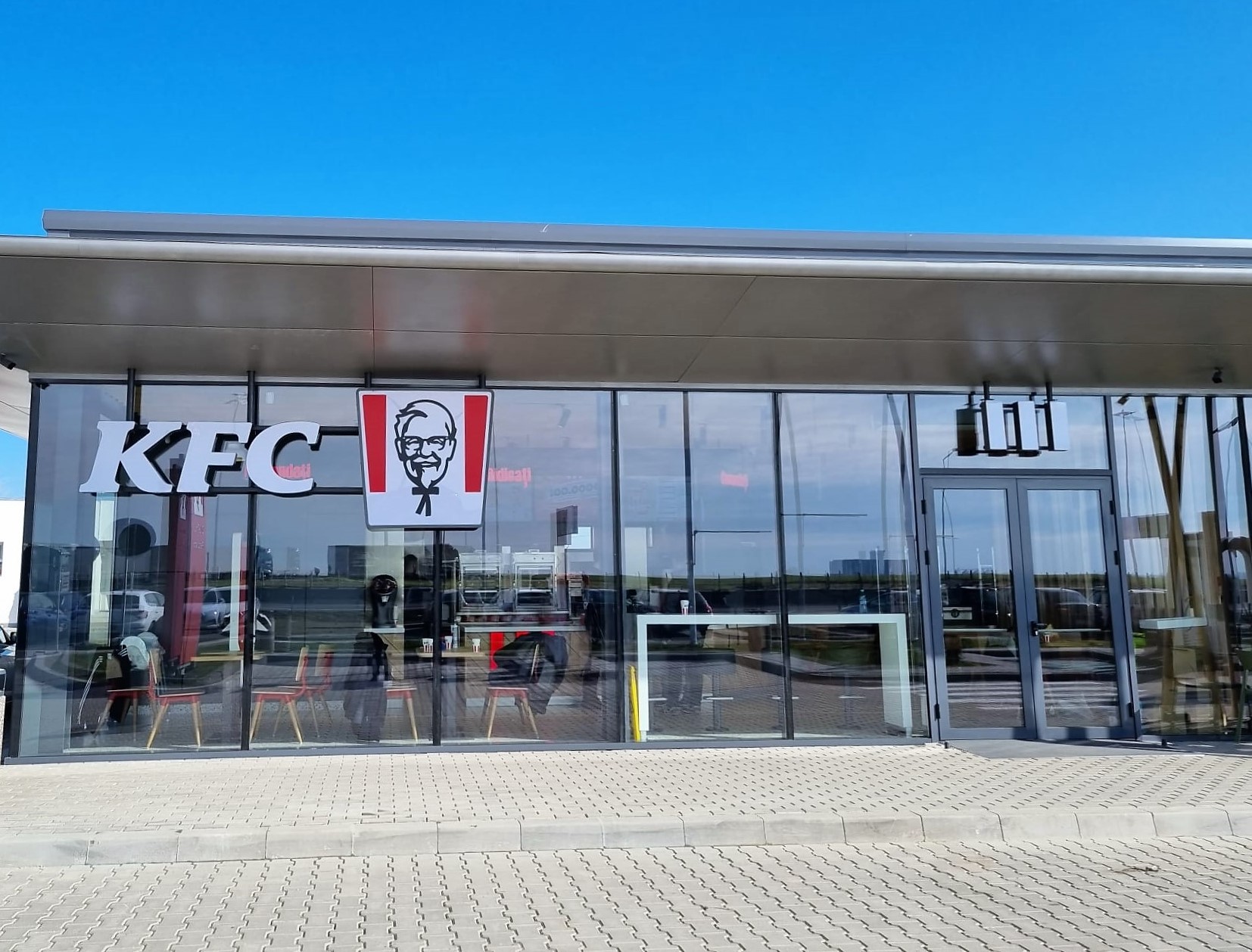Aripioarele de la KFC ajung aproape de benzinăriile Rompetrol: Lanțul de fast-food testează un nou concept și deschide trei restaurante în perimetrul unor benzinării situate pe Autostrada A1