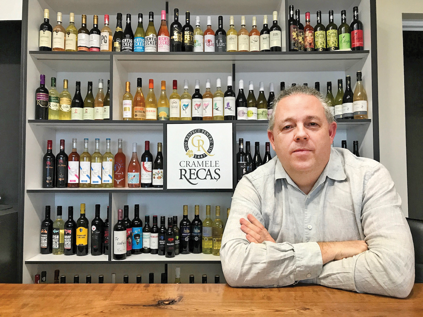Englezul care produce un vin de tradiție în România, pe care îl vinde în marile lanțuri de magazine din Anglia