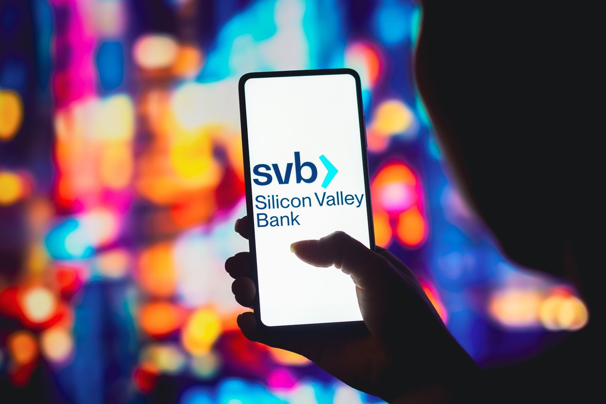 Criză în sistemul bancar american. Autoritățile din SUA au intervenit în forță preluând Silicon Valley Bank, o instituție care se confruntă cu o retragere masivă de depozite și o prăbușire a prețului acțiunilor