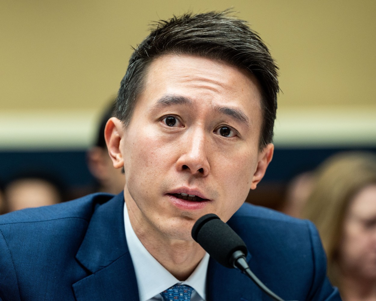 Shou Chew, șeful TikTok, a rezistat 5 ore în fața tirului congresului American, care face tot posibilul să interzică aplicația. "Nu avem încredere că TikTok va îmbrățișa vreodată valorile americane”, ”Aplicația este un cancer”