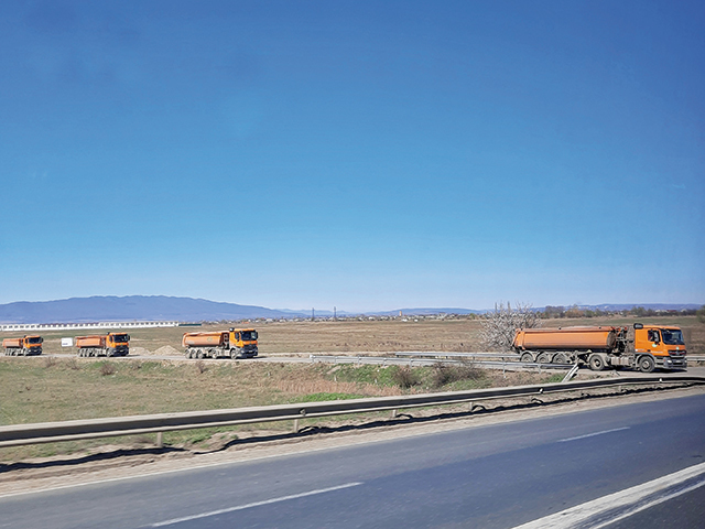 REPORTAJ. Sute de camioane ale firmelor lui Umbrărescu circulă la foc continuu prin orașele adiacente viitoarei autostrăzi din Moldova. „Sunt ca furnicile“