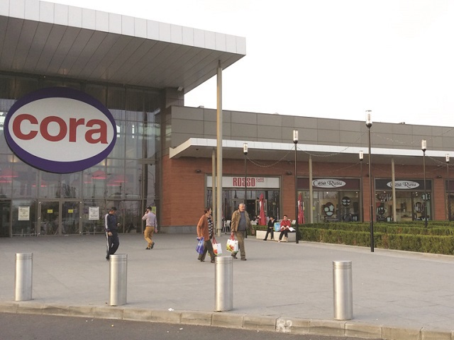 Tranzacție șoc: Cora vinde tot și pleacă din România. Carrefour va prelua operațiunile și magazinele