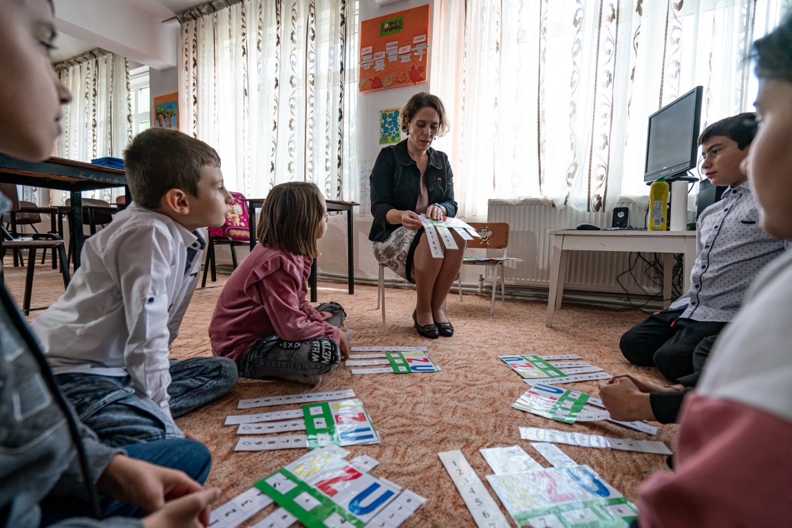 Peste 16.000 de elevi au trecut printr-unul dintre programele Fundației Nouă ne pasă în 2022: de la centre after school pentru educație remedială și centre pentru înaltă performanță la cercuri de lectură