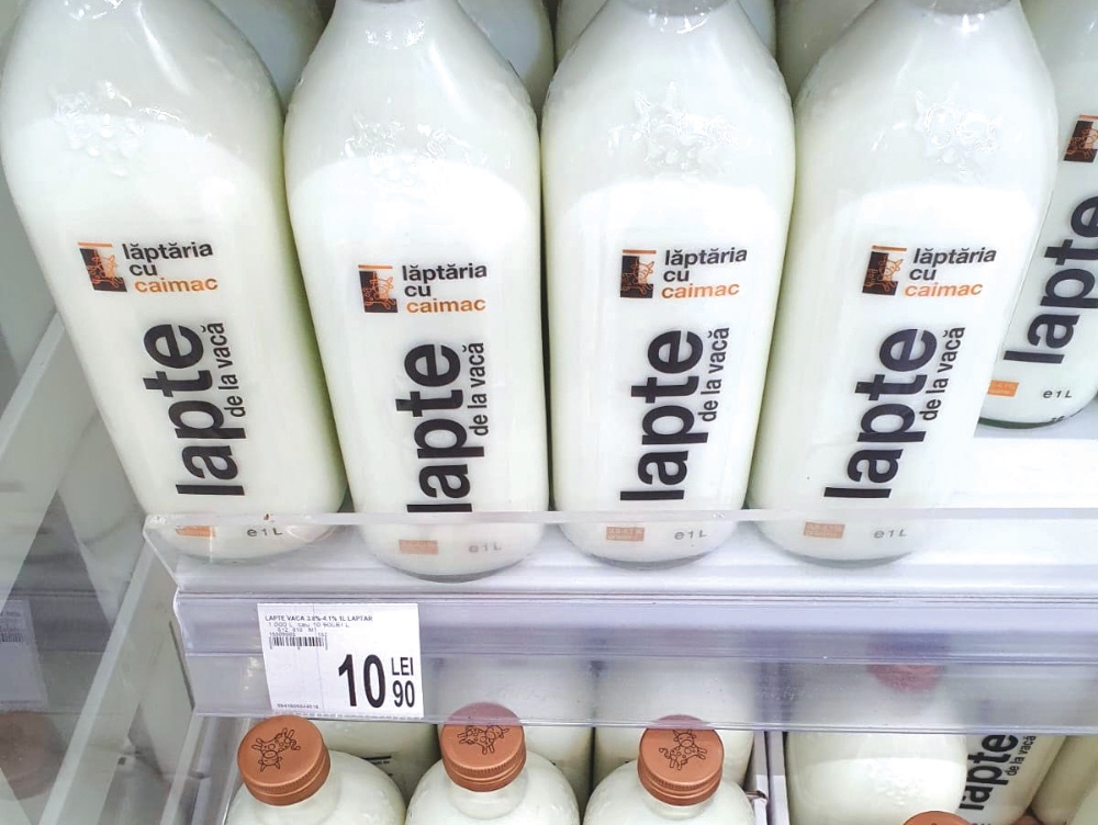 Strategie. O sticlă de lapte Lăptăria cu Caimac costă 10,9 lei într-un supermarket Mega Image de pe Calea Moșilor. La 350 m distanță, în aceeași rețea, același lapte costă 11,99 lei