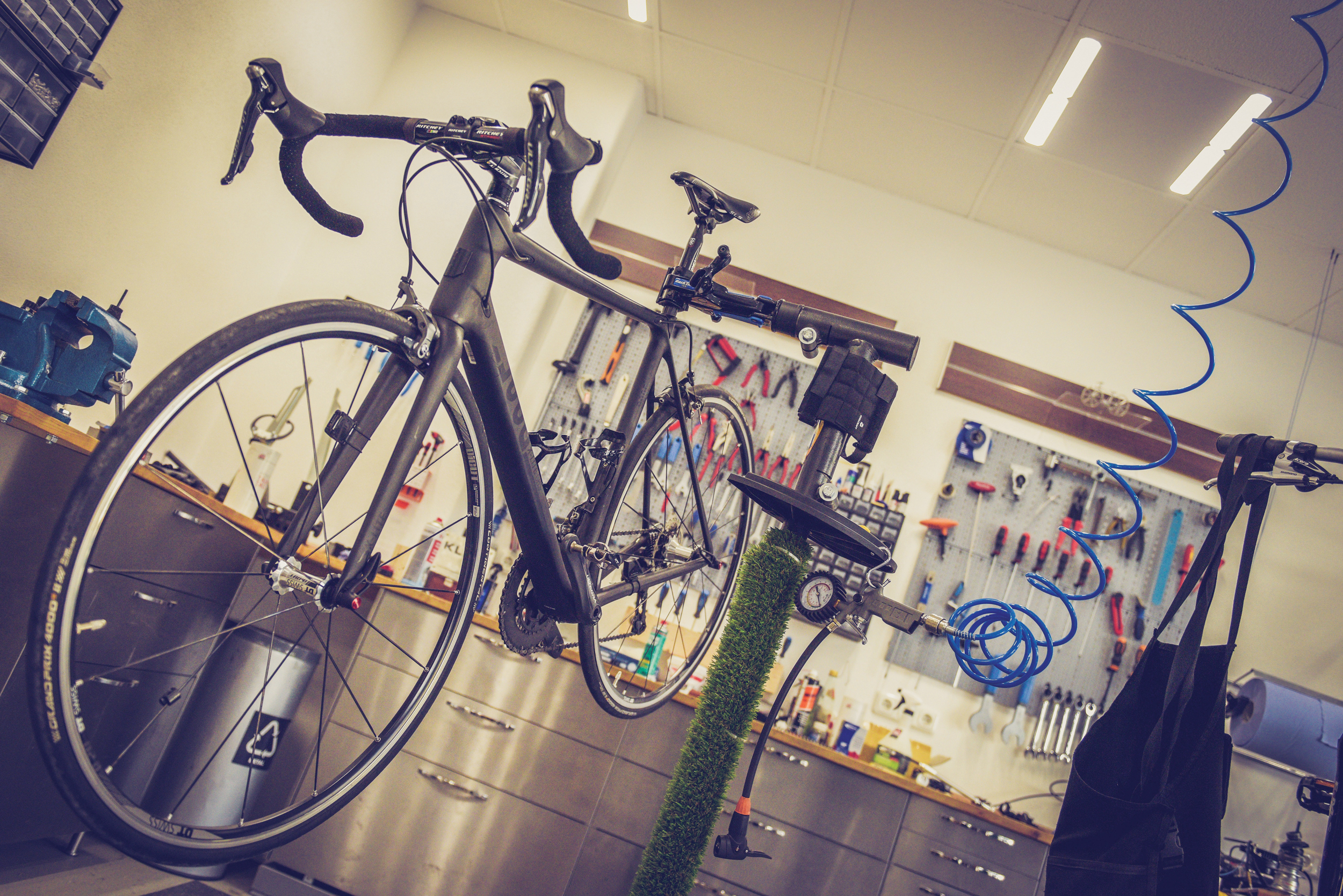 Business „pe roți”. Cum face un tânăr român bani din revizia bicicletelor la domiciliu și cât costă un astfel de serviciu
