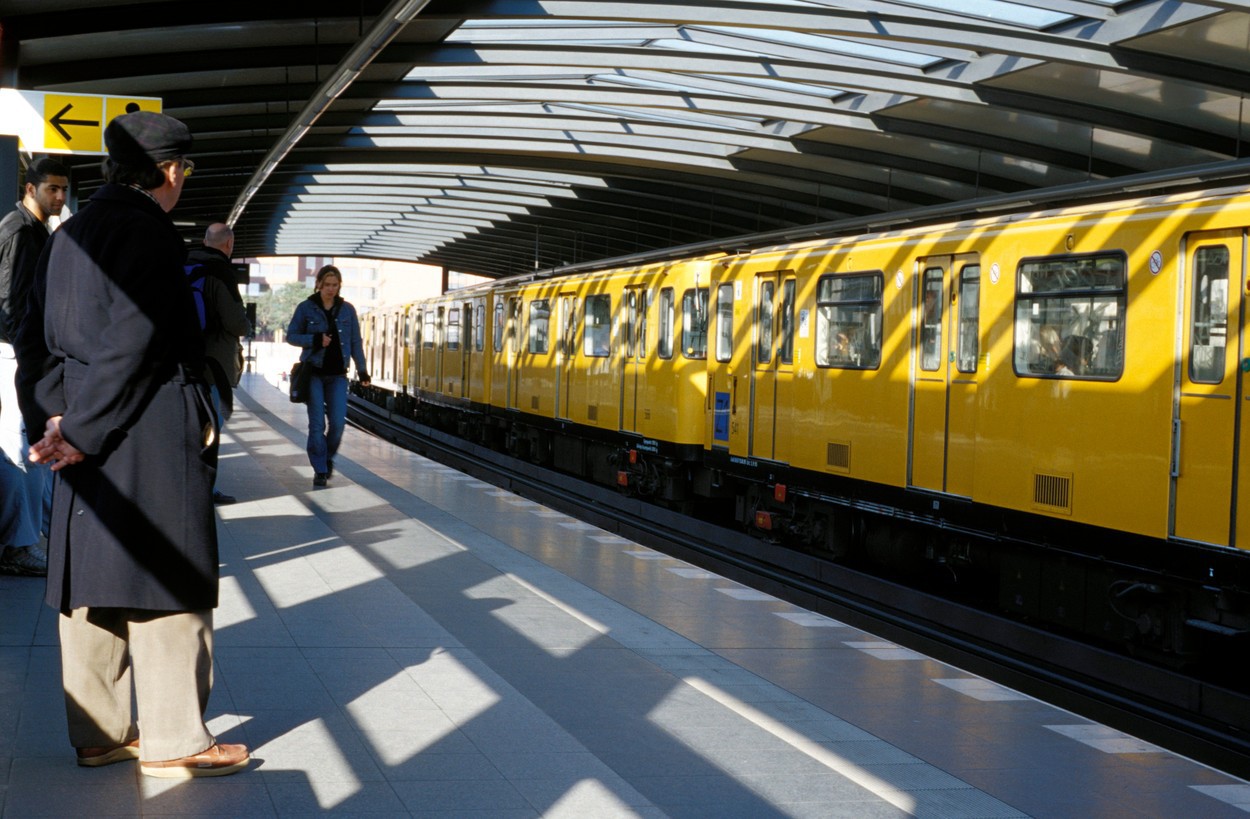 Berlinul vrea să scape de mașini: Germania va lansa de luni una dintre cele mai accesibile oferte de transport în comun din lume. Pentru doar 49 de euro (245 de lei) pe lună, germanii vor avea călătorii nelimitate în toate autobuzele, metrourile și tramvaiele din fiecare municipalitate din țară
