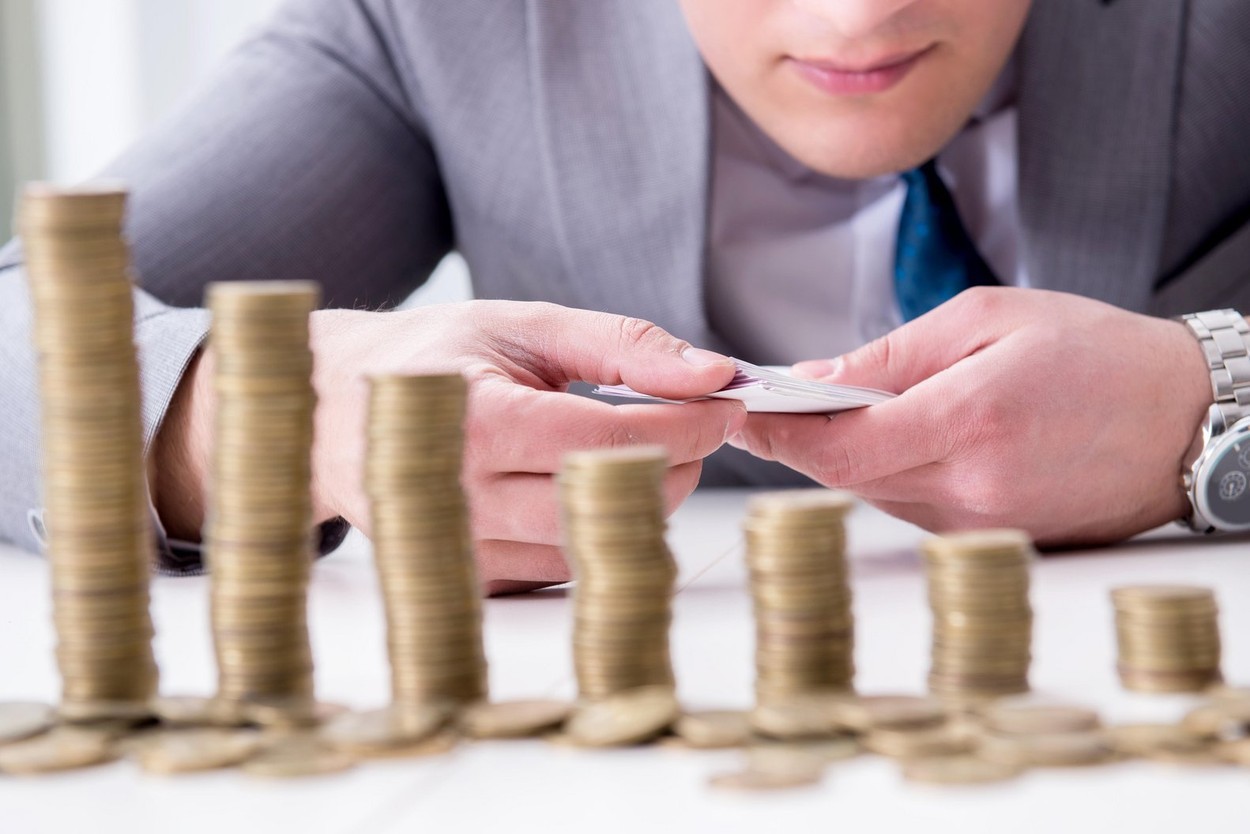 Allianz Trade: Perspectivele economice ale României s-au deteriorat semnificativ de la începutul războiului din Ucraina. Deficitul fiscal va urca de la 5% la 7% din PIB în perioada 2022-2024, iar deficitul de cont curent se va menține la peste 6% din PIB