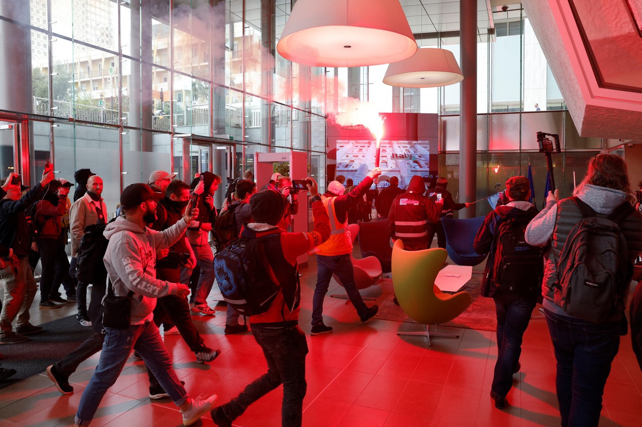 Protestele din Franța impotriva reformei pensiilor a lui Macron se transformă în revolte: Protestatarii au invadat joi Euronext din Paris. "Ni se spune că nu există bani pentru pensii. Dar nu este nevoie să scoatem banii din buzunarele muncitorilor, există deja în buzunarele miliardarilor. Marile companii să finanțeze pensiile"