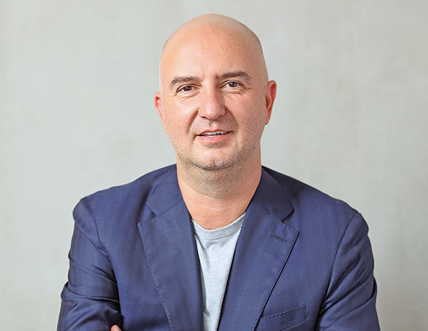 Cine este românul care a construit cel mai mare LANȚ DE CAFENELE din țară. Face milioane de euro vânzând un produs care costă 5 lei