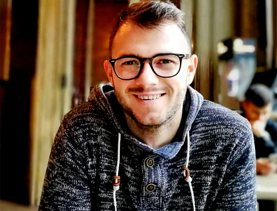 Cum a reușit un tânăr din România să ajungă de la datul cu mătura în oficialul poștal la propria afacere, cu care face sute de mii de euro