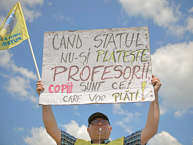 Norii de furtună se întind peste economie. Inflația i-a scos în stradă pe profesori. Sindicatele sunt în stradă, iar guvernul nu are bani pentru revendicările lor. Pe margine se încălzesc medicii, polițiștii, angajații de la CFR pentru că, daca-i dai unuia, trebuie să le dai tuturor