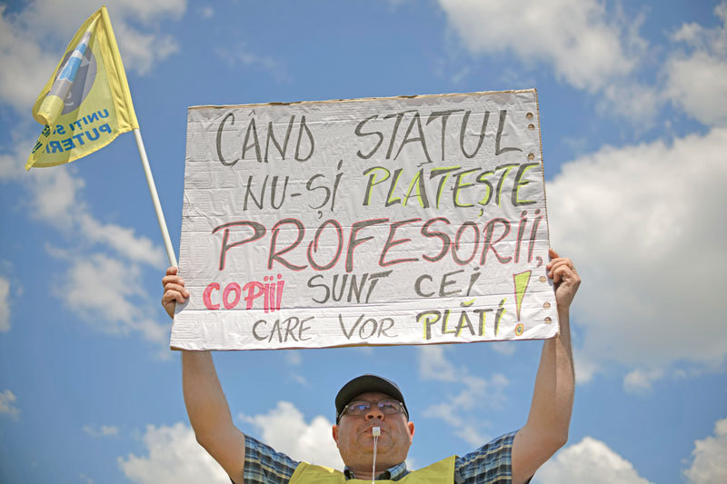 Greva din învățământ continuă: Profesorii au mărșăluit până la ușa președintelui: Iohannis pune la bătaie girul său pe un posibil acord. Promisiunea lui nu a fost suficientă pentru a opri greva