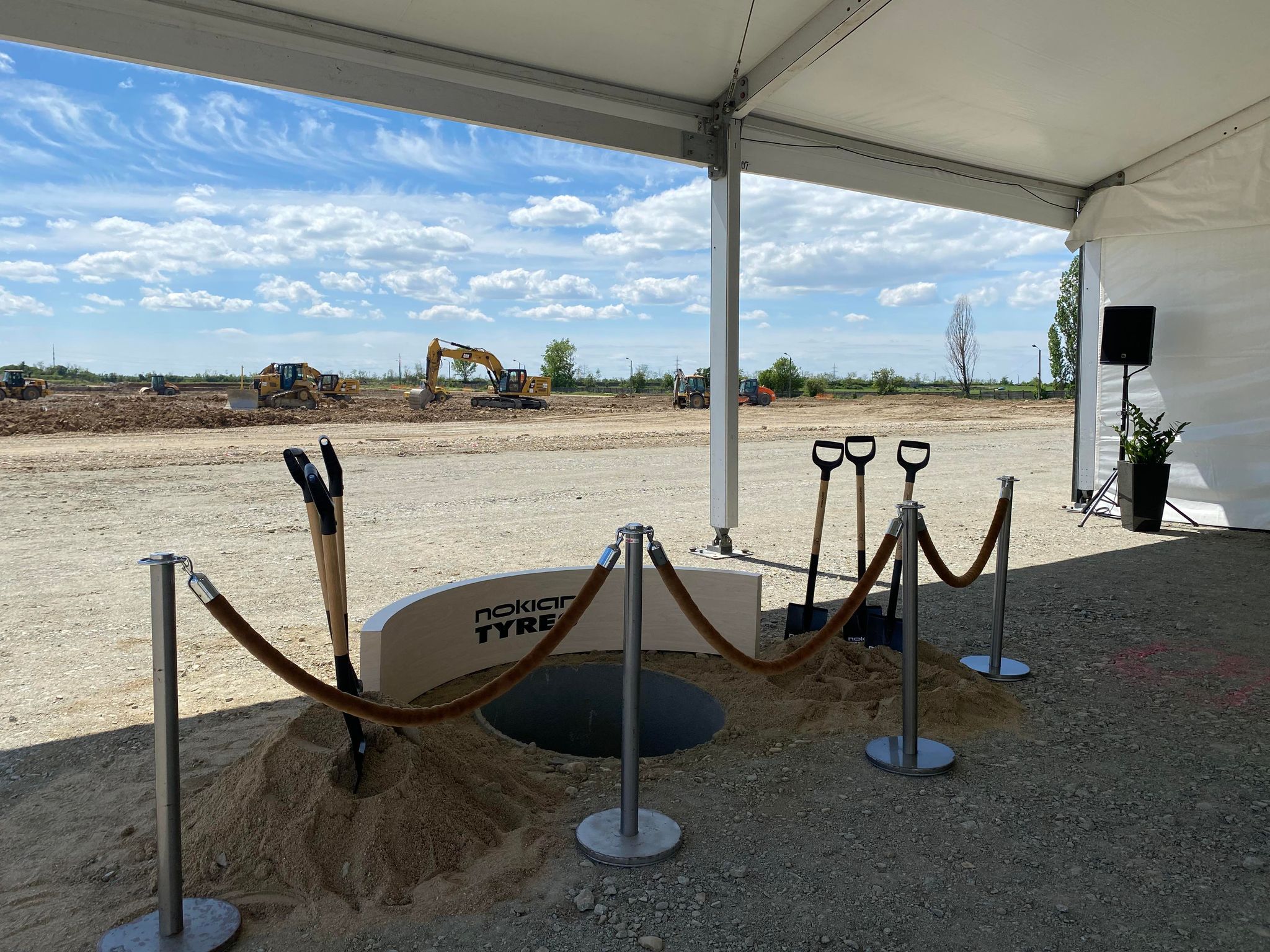 Producătorul finlandez de anvelope Nokian începe azi construcția unei noi fabrici la Oradea. Investiția va totaliza 650 mil. euro, iar primele anvelope vor ieși pe poarta fabricii anul viitor