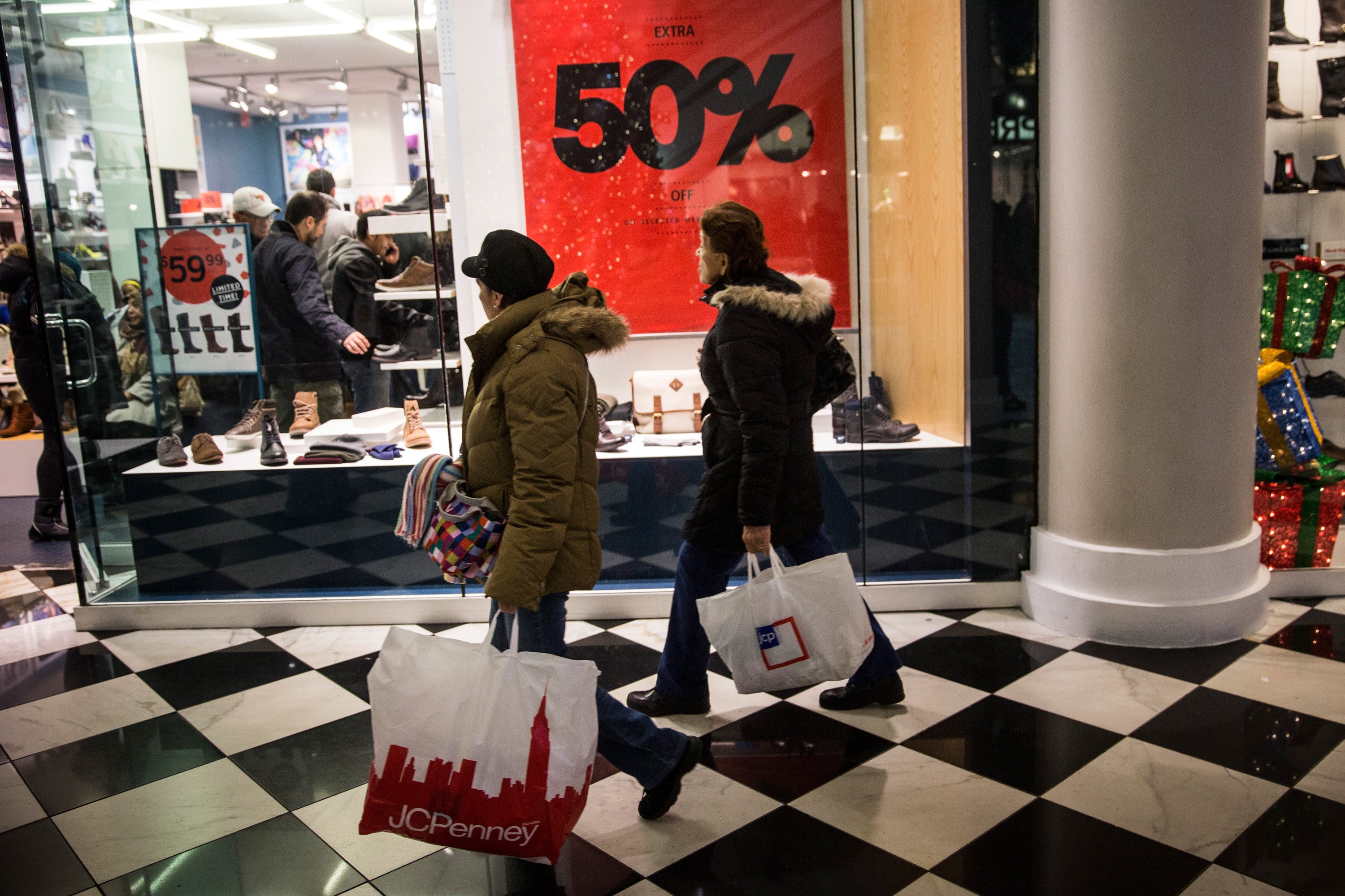 SUA: retailerii iau locul firmelor tech la capitolul disponibilizări în aprilie