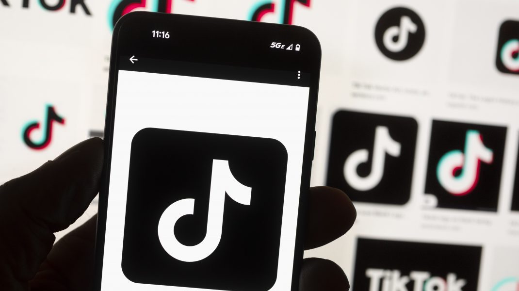 Dai scroll pe TikTok și primești bani. Navighezi 10 ore și câștigi 1.000 dolari
