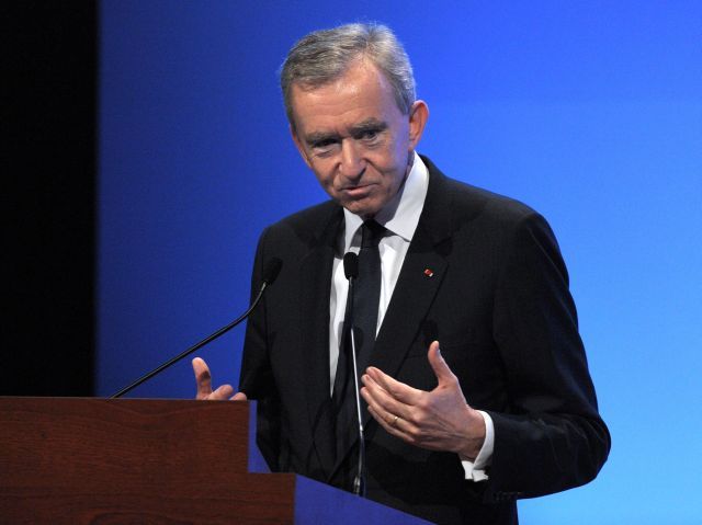 Averea celui mai bogat om din lume primește o lovitură: Bernard Arnault, șeful din spatele gigantului de lux LVMH, pierde 11 miliarde de dolari după ce acțiunile au scăzut pe fondul îngrijorărilor că piața de lux se va confrunta cu o scădere a apetitului