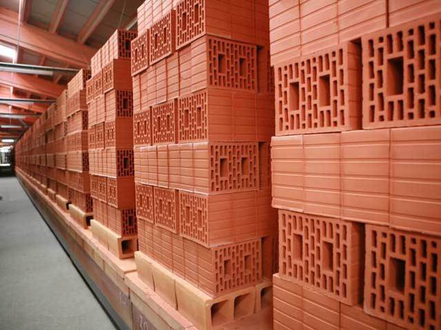 Brikston, producător de cărămidă și țiglă ceramică deținut de austriecii de la Leier, a raportat o scădere cu 74% a profitului net în T1/2023 față de T1/2022, la 6,1 mil. lei. Afaceri de 54 mil. lei, minus 39%