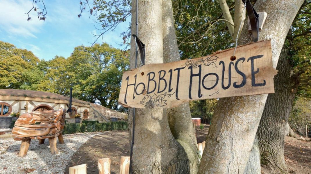 Patru surori construiesc primul sat în stil „hobbit” din sudul Europei în care poți trăi și tu