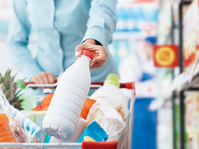 Consiliul Concurenței spune că acordul între procesatori și retaileri privind reducerea prețului la lapte nu trebuie să afecteze fermierii „Prin stimularea consumului autohton va crește cererea”