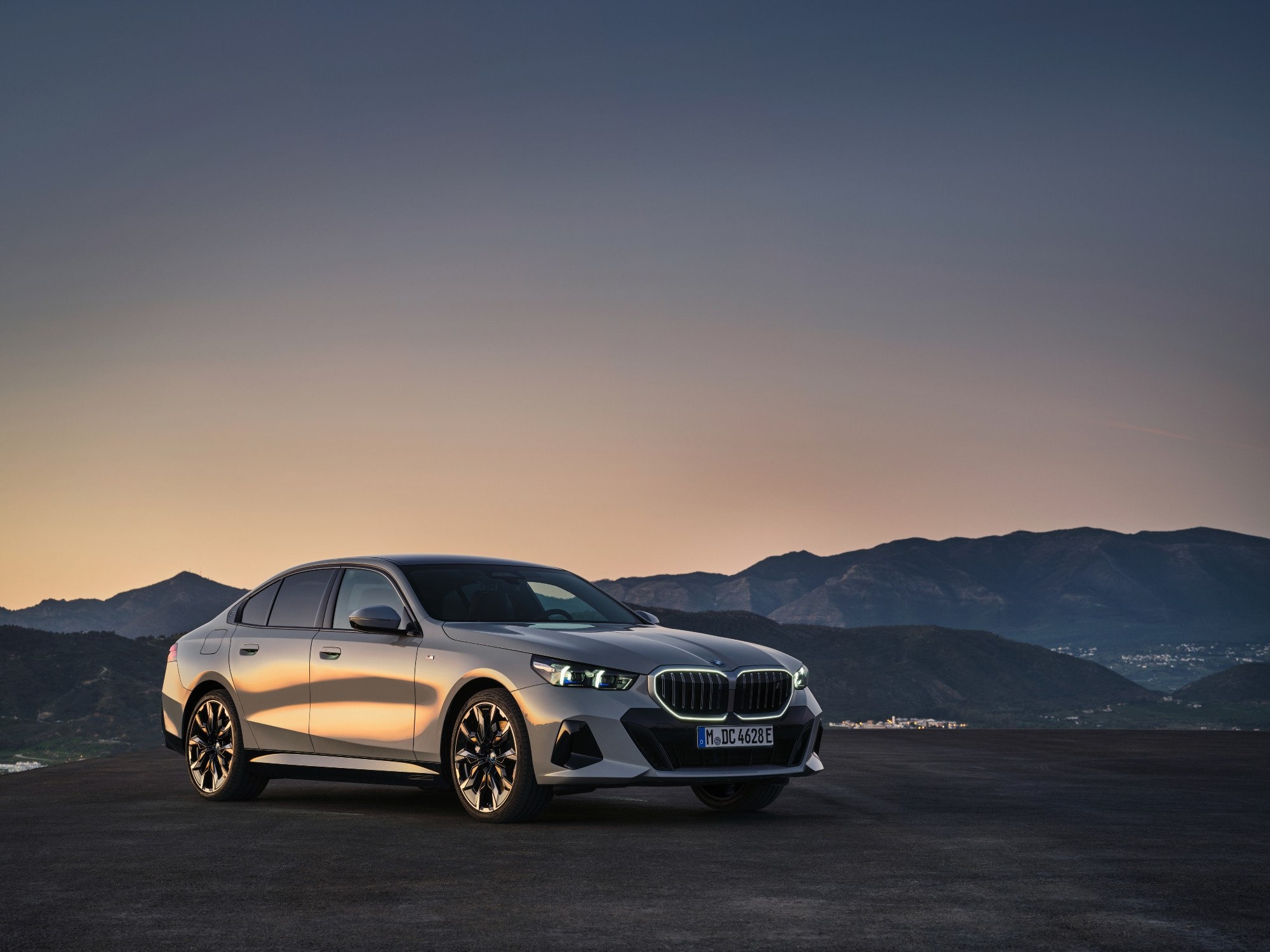 Cum arată cea de-a opta  generație a BMW Seria 5. Versiunea electrică tot mai aproape de preț de cea cu motor pe benzină. GALERIE FOTO