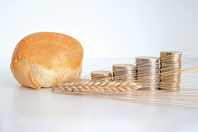 Întrebarea consumatorului: „A scăzut prețul cerealelor, dar prețul pâinii se menține ridicat. Cumpărăm pâine în fiecare zi și una de 800 de grame costă 6 lei. De ce?“