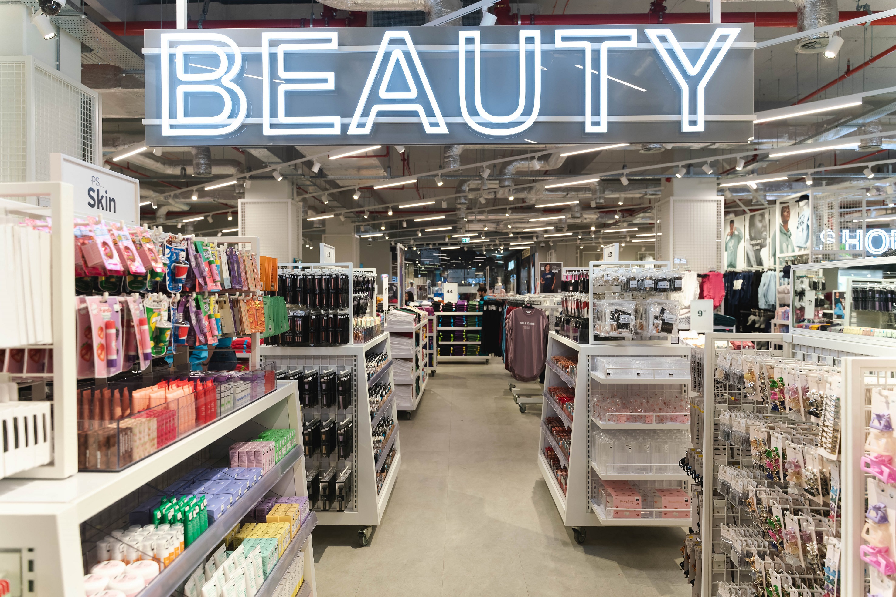 Retailerul irlandez Primark, care a deschis primul magazin din România în decembrie 2022, va inaugura a doua unitate  pe 20 iunie, în AFI Cotroceni