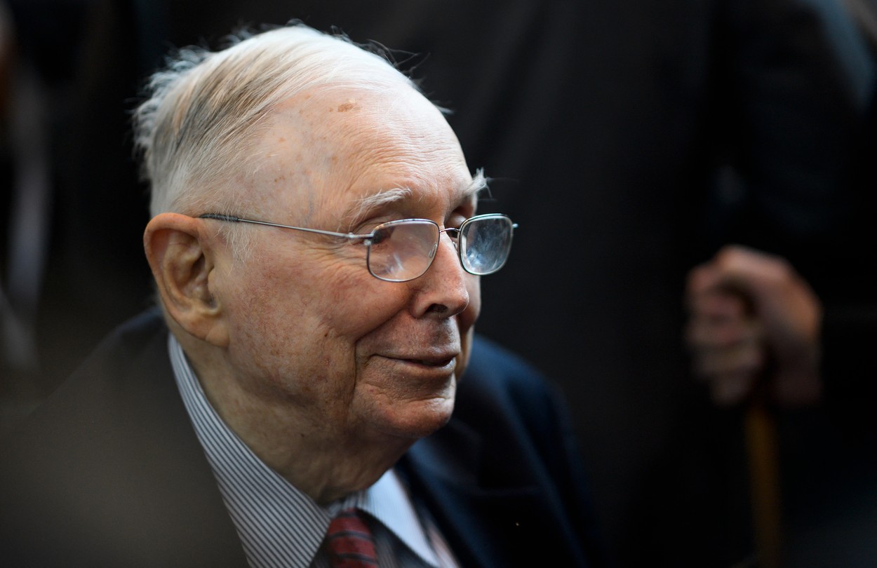 Charlie Munger, legendarul investitor american de 99 de ani și mâna dreaptă a lui Warren Buffett, avertizează: Pregătiți-vă pentru o furtună pe piața imobiliară. Băncile sunt pline de credite neperformante, iar prețurile proprietăților scad continuu.