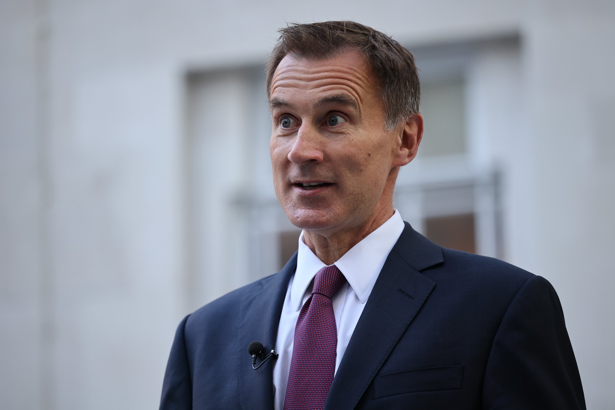 Marea Britanie luptă cu inflația până la sânge: Cancelarul britanic, Jeremy Hunt, e gată să accepte o recesiune dacă majorarea dobânzilor va reduce prețurile