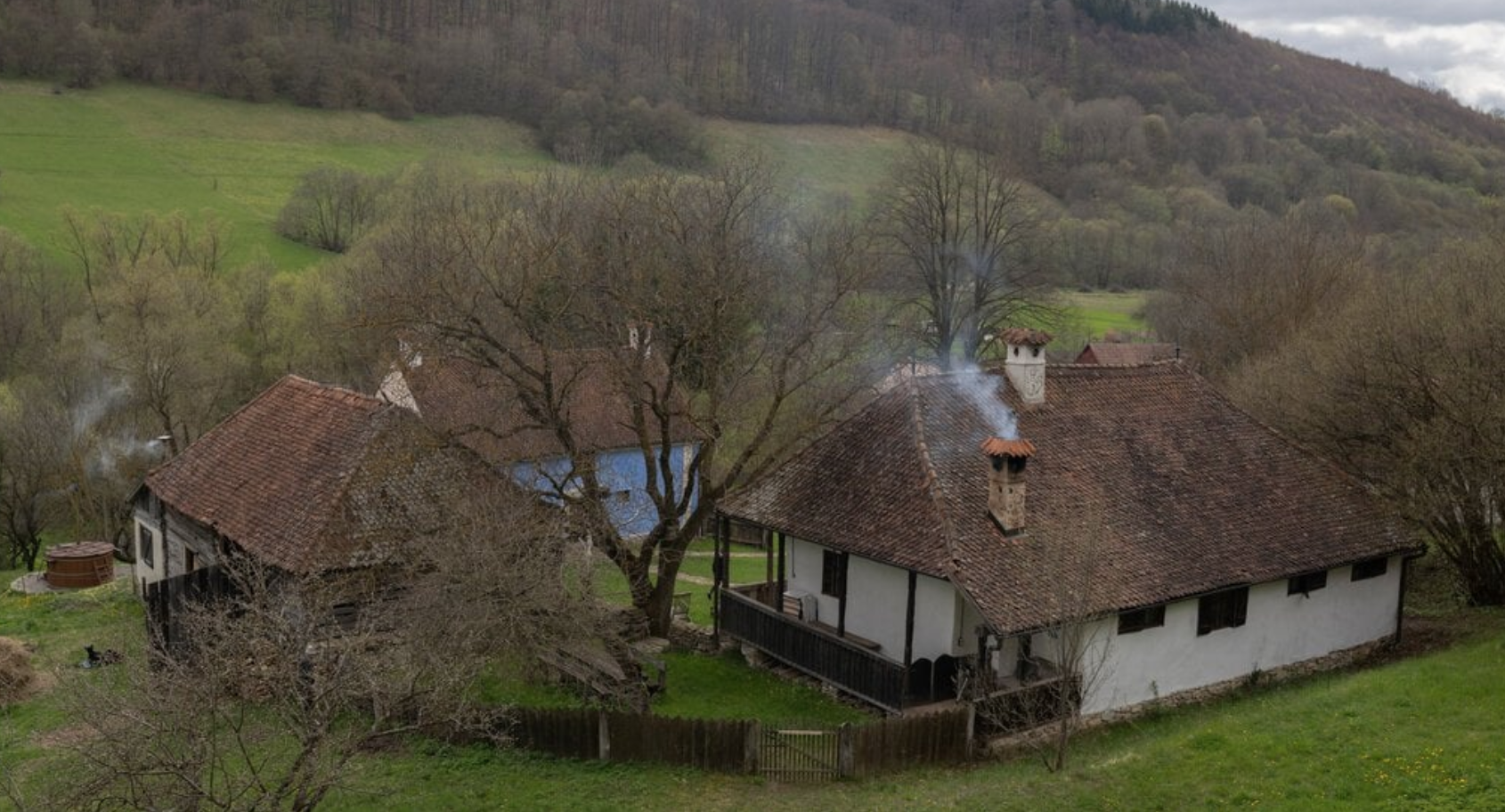 FOTO. Reportaj New York Times despre casa regelui Charles al III-lea din Ardeal. Cât costă să dormi în patul monarhului