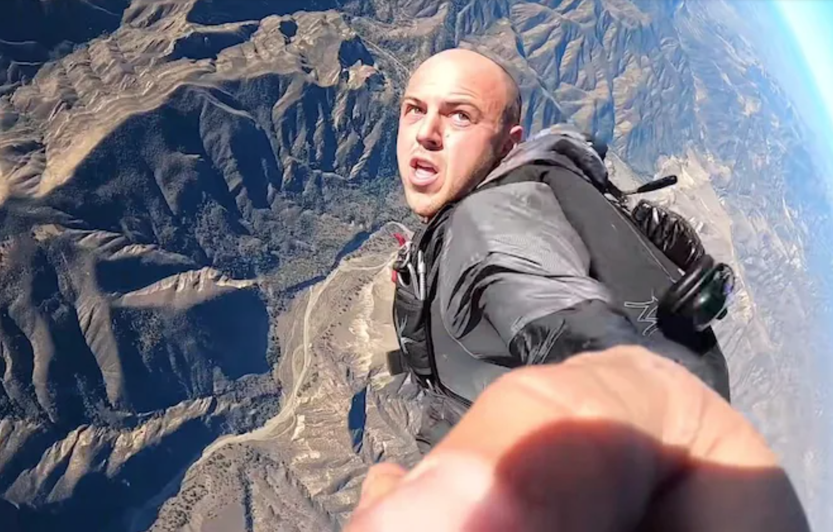 Ce a pățit YouTuberul care a prăbușit un avion pentru a obține vizualizări
