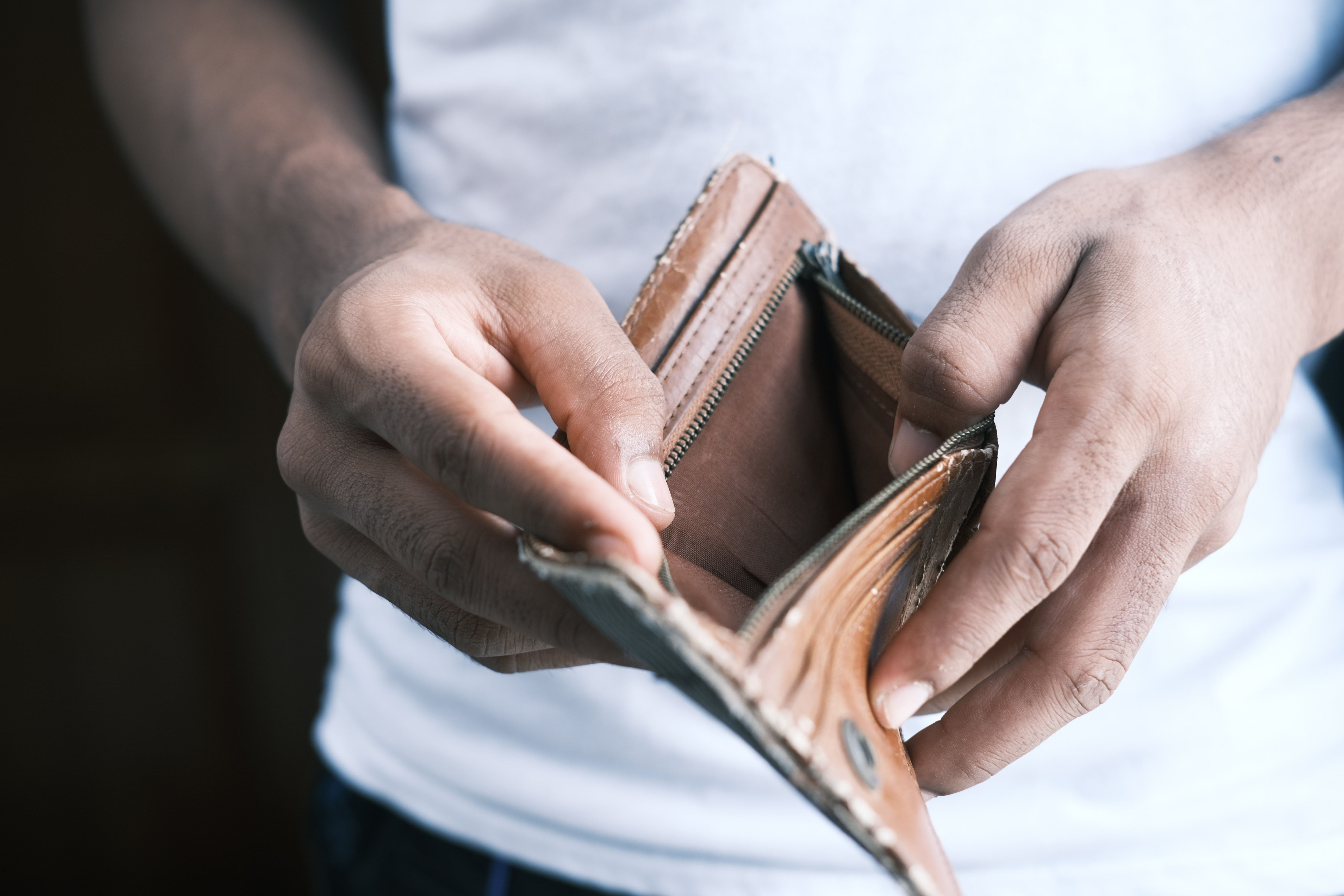 Țara cuprinsă de panică. Oamenii se tem că toți banii din bănci se vor evapora, iar frica atinge cote nemaivăzute de la criza financiară din 2008