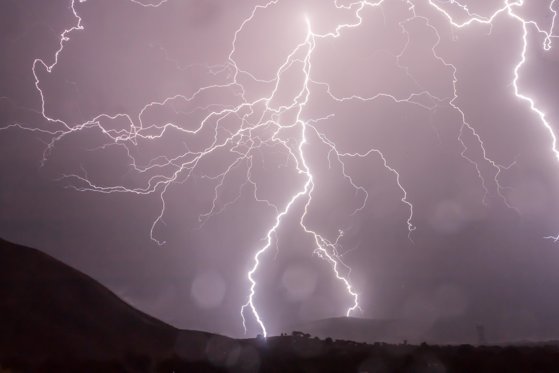 ALERTĂ METEO. Cod roșu de furtună într-o localitate din Caraș-Severin