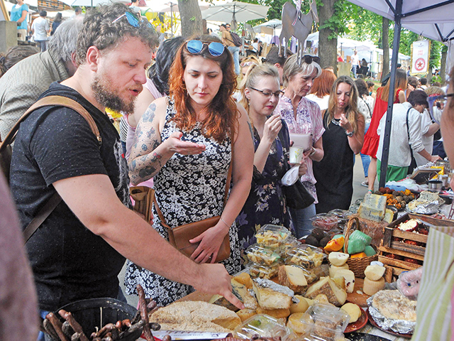 Încercările statelor europene de a combate inflația alimentară arată că prețurile nu pot fi lăsate pur și simplu la mâna pieței și că trebuie un mecanism de control permanent. Poate negocieri periodice ca în Franța? Poate un lanț de aprozare de stat?