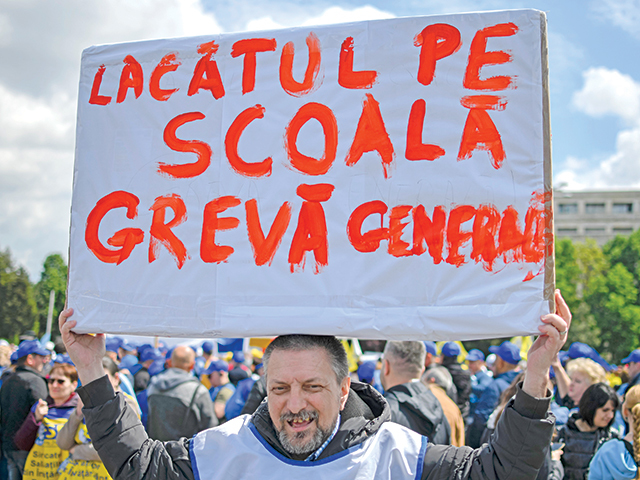 Mii de profesori protestează în Capitală și în țară